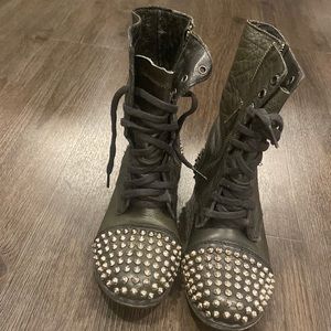 Steve Madden Women Vintage Boots black leather with spikes size 6.5
